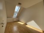 Schlafen Süd Burggasse - Dachgeschosswohnung mit Altbau Charakter und kleiner Terrasse im Zentrum