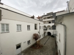 Blick in den Hof - Dachgeschosswohnung mit Altbau Charakter und kleiner Terrasse im Zentrum