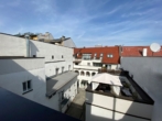 Blick in den Hof - Dachgeschosswohnung mit Altbau Charakter und kleiner Terrasse im Zentrum