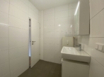 Badezimmer - Renovierte 3-Zimmer-Wohnung im 3. Stock