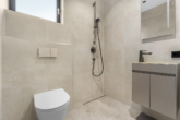 Toilette mit Dusche EG - Neues Einfamilienhaus in High-End-Segment