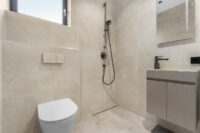 Toilette mit Dusche EG