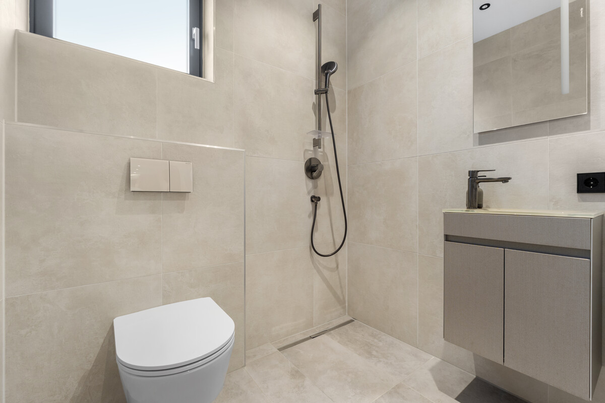 Toilette mit Dusche EG