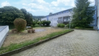 Park im Innenhof - Charmante Mietwohnung in Krumpendorf am Wörthersee, altersgerecht