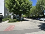 Einfahrt, Parkplatz und Zugang - 4-Zimmer-Wohnung mit Loggia in Top-Lage – ideale Startwohnung mit großem Gestaltungspotenzial