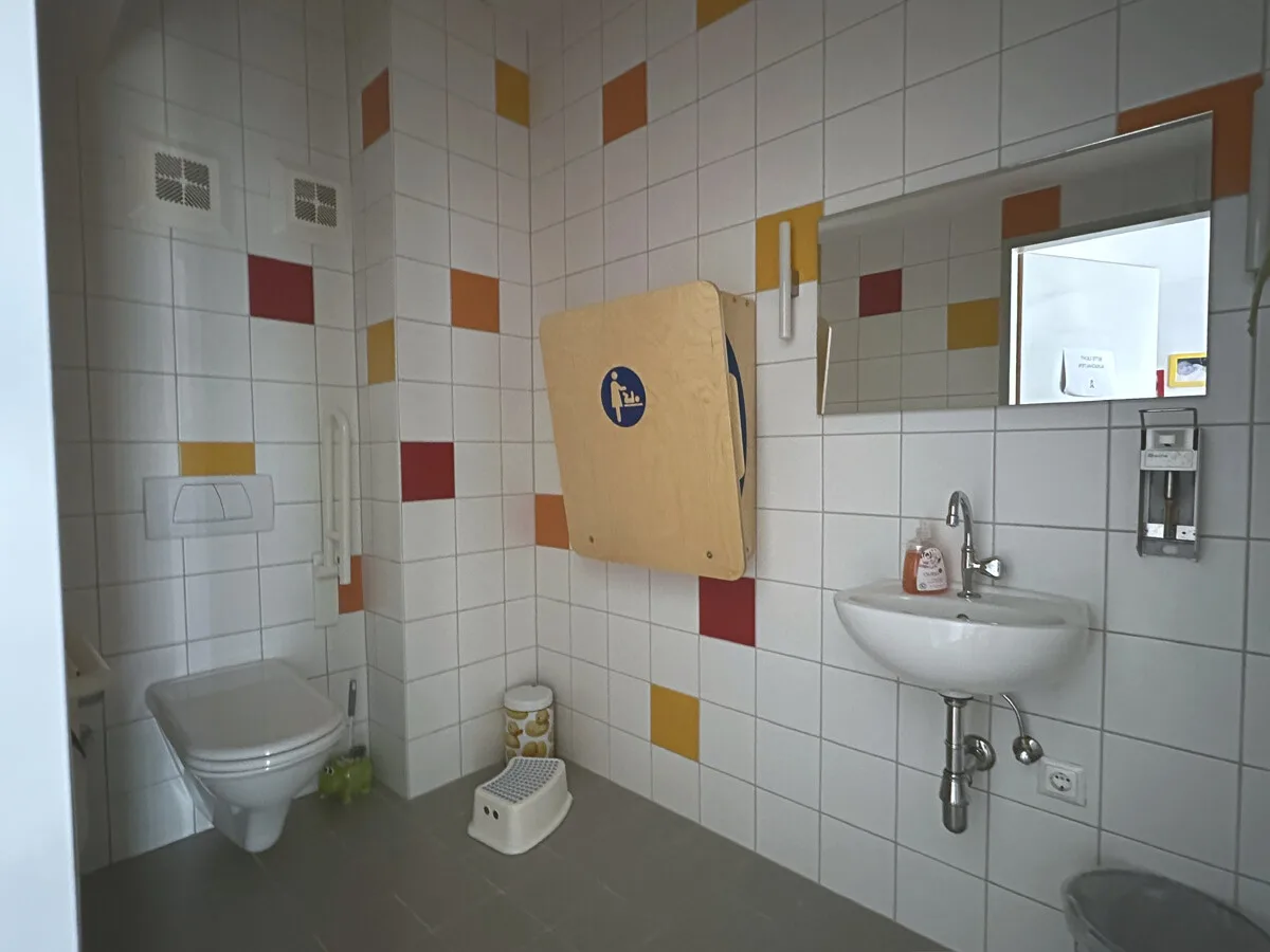 Onl10_Patienten-WC mit Wickeltisch