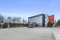 Gebäude mit Parkplatz