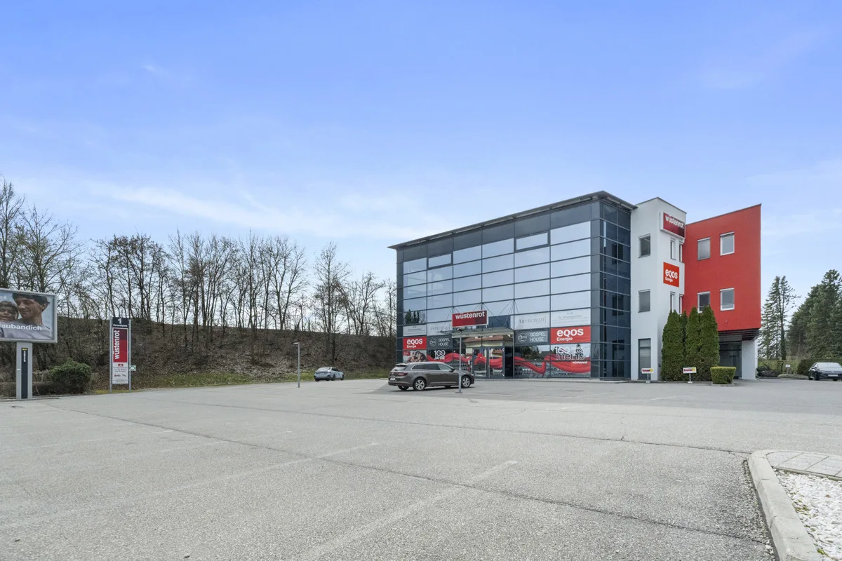 Gebäude mit Parkplatz