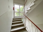 Treppenhaus - Ganz oben – Großzügige 3-Zimmer-Wohnung im 3. OG, 10 m² Süd-Loggia