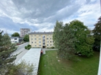 Blick in den Garten - Ganz oben – Großzügige 3-Zimmer-Wohnung im 3. OG, 10 m² Süd-Loggia